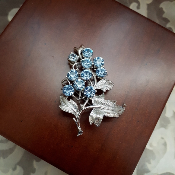 Vintage Lisner grape cluster pin brooch - Picture 9 of 10